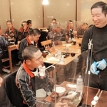 リラックスした雰囲気で、寮生と談笑する迫田光広店長（右端）＝杵屋書写お菓子の里