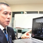当時の写真を見返し、教訓を語る宗則悦夫さん＝姫路市防災センター