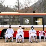 サウナを満喫した利用客は車外に出て外気浴＝神河町根宇野