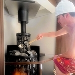 焼けた石に水をかける「ロウリュ」も楽しめる＝神河町根宇野