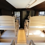 バスの座席の趣が何となく残るサウナ室＝神河町根宇野