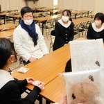 共同で和菓子を開発した甘音屋の森雅史社長（中央）と姫路工業高デザイン科の生徒＝姫路市伊伝居、姫路工業高