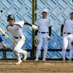 練習試合で送りバントを決めた選手。伝統の堅守と「つなぐ野球」で勝利を目指す＝姫路市打越（撮影・大山伸一郎）