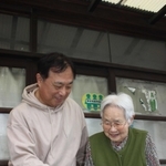東洋大付属姫路高校（兵庫県姫路市書写）野球部が２１日、選抜高校野球大会で甲子園初戦に臨む。今大会で退任する藤田明彦監督（６５）は同部のＯＢでもある。学校近くに住む井上和彦さん（５７）は約５０年前、選手時代の本人からもらったというサインボールを大事に保管し、陰で監督を応援してきた。「一日でも長く監督のユニホーム姿を見たい」と、聖地でのチームの活躍に期待を寄せる。（山本　晃）
