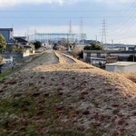 盛り土の上を南北にまっすぐ延びる北沢産業網干鉄道の線路跡＝姫路市網干区
