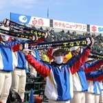 高校野球の聖地に「ＴＯＹＯ」が帰ってきた－。第９４回選抜高校野球大会第３日の２１日、東洋大付属姫路高校（兵庫県姫路市書写）が西宮市の甲子園球場で高知高校（高知市）との初戦に臨み、２－４で敗れた。スタンドに詰め掛けた応援団や保護者らは泥だらけになった選手をねぎらい、惜しみない拍手を送った。（山本　晃）