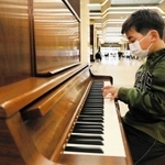 ２カ月ぶりに再開されたストリートピアノ＝ＪＲ姫路駅