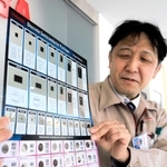 東芝製半導体の製品を紹介する栗原紀泰さん。中には極小の半導体もある＝姫路半導体工場