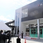 北改札口など周辺整備が完了し、記念式典が開かれた飾磨駅＝姫路市飾磨区