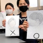解禁されるツーブロックの見本をイラストで示す生徒＝山陽中学校