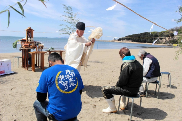 潮干狩りが解禁された的形海水浴場で執り行われた神事＝姫路市的形町的形
