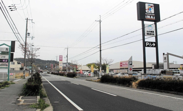 ロードサイドに並ぶ商業施設＝姫路市東山