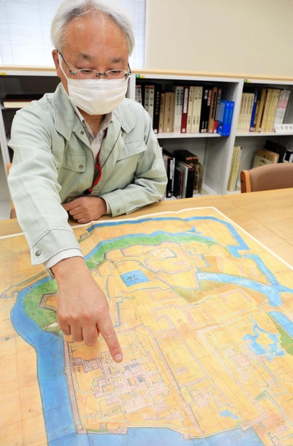 姫路市史の史料編近世３に収録している播州姫路城図で、三の丸御殿にあった能舞台を示す城郭研究室の工藤茂博学芸員＝姫路市本町