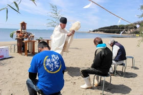 潮干狩りが解禁された的形海水浴場で執り行われた神事＝姫路市的形町的形