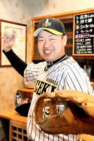 阪神タイガースのユニホームを模した衣装でポーズを取る似関本賢太郎さん＝姫路市四郷町坂元