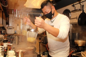 栃木県佐野市のご当地グルメ「佐野ラーメン」を作る似関本賢太郎さん＝姫路市四郷町坂元