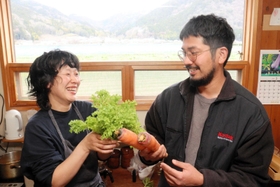 有機野菜を育てる島袋隆史さん（右）と食堂を切り盛りする妻葉子さん＝姫路市夢前町宮置