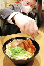 意外な組み合わせが人気の「姫路風たこ焼きえきそば」＝姫路市駅前町