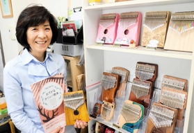 カリンバの魅力を発信している「おてがるカリンバ協会」代表の北村敏子さん＝姫路市手柄１