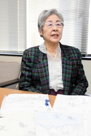 定住促進センターで勤務した藤保君子さん。手元には“卒業生”の文集が残る＝姫路市内