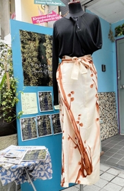 着物をリメークした巻きスカートに合わせたオリジナルのＴシャツ＝姫路市二階町