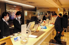 利用客が次々と訪れるホテル日航姫路のフロント＝姫路市南駅前町