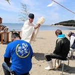 潮干狩りが解禁された的形海水浴場で執り行われた神事＝姫路市的形町的形