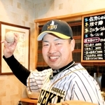 阪神タイガースのユニホームを模した衣装でポーズを取る似関本賢太郎さん＝姫路市四郷町坂元