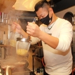 栃木県佐野市のご当地グルメ「佐野ラーメン」を作る似関本賢太郎さん＝姫路市四郷町坂元