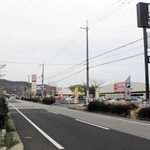 ロードサイドに並ぶ商業施設＝姫路市東山