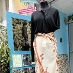着物をリメークした巻きスカートに合わせたオリジナルのＴシャツ＝姫路市二階町