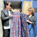 着物や１９８０年代の生地を使った商品を手にする福田ひかるさん（右）と前田和樹さん＝姫路市二階町