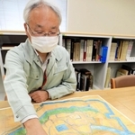 姫路市史の史料編近世３に収録している播州姫路城図で、三の丸御殿にあった能舞台を示す城郭研究室の工藤茂博学芸員＝姫路市本町