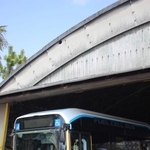 最新型の燃料電池バスがレトロな格納庫に止められていた＝３月、姫路市日出町２