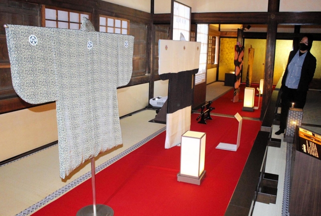 史料を基に姫路市が復元した千姫と本多忠刻の着物＝姫路市本町