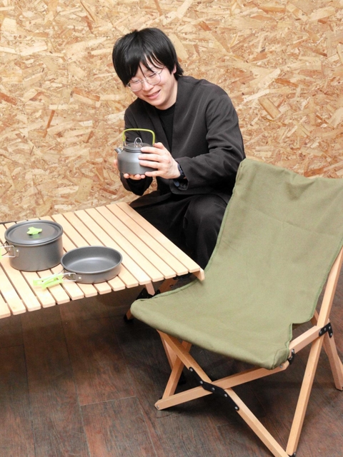 新ブランド「アイゼルキャンプ」の商品を手にする石井涼馬さん＝姫路市夢前町山冨