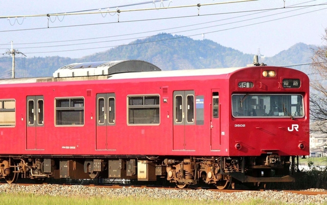 播但線を走る１０３系車両。旧国鉄時代に製造された＝姫路市香寺町岩部