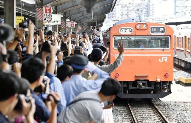 大阪環状線で最後の運行を終えた１０３系＝２０１７年１０月、ＪＲ京橋駅