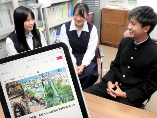 修学旅行の記録をルポにまとめ沖縄の魅力を発信する本の出版を目指している高校生＝琴丘高