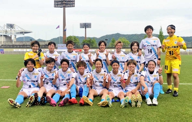 連勝をつかみ取り笑顔を浮かべるＡＳハリマアルビオンイレブン＝広島広域公園第一球技場
