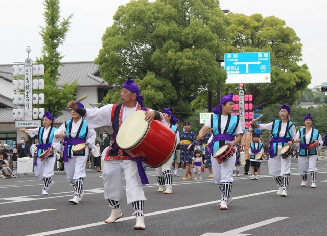大手前通りで行われたパレード。沖縄の伝統芸能「エイサー」も披露された＝姫路市本町