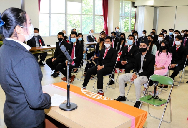 留学生によるスピーチもあった入学式＝見野の郷交流館