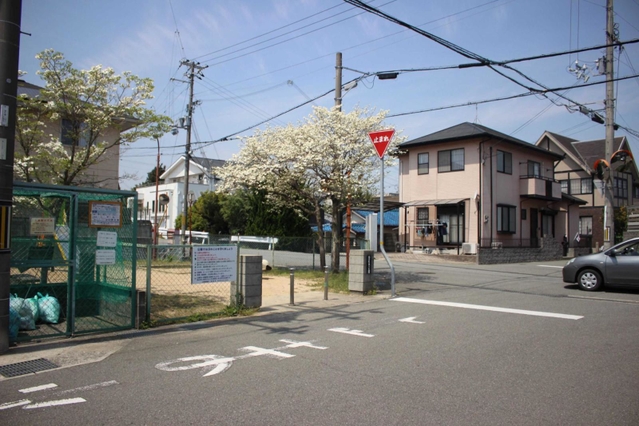 北沢産業網干鉄道との交差予定地。公園は網干鉄道の廃線跡という＝姫路市余部区下余部