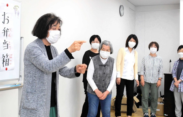手話を使って聴覚障害者と会話するメンバーら＝姫路市安田３
