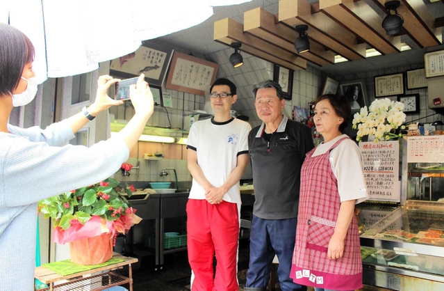 閉店を前に記念撮影する清野善生さん（右から２人目）、知代さん（右端）夫妻＝姫路市八代東光寺町