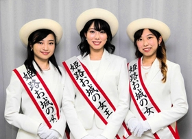 お城の女王に決まった（左から）宇野音羽さん、小西真悠子さん、安田りかさん＝姫路市役所