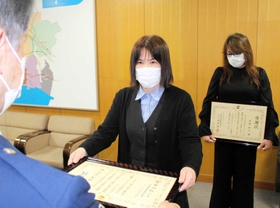 感謝状を受け取る福永由利さんと高浜桂子さん（右）＝飾磨署
