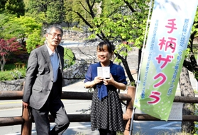 手柄ザクラのＰＲを進める熊谷哲さんと、バラード「手柄ザクラ」を制作した福永悠加さん＝姫路市手柄