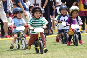 ゴールを目指し、ランニングバイクで走る子どもたち＝姫路市本町
