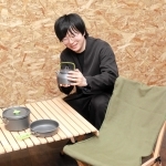新ブランド「アイゼルキャンプ」の商品を手にする石井涼馬さん＝姫路市夢前町山冨
